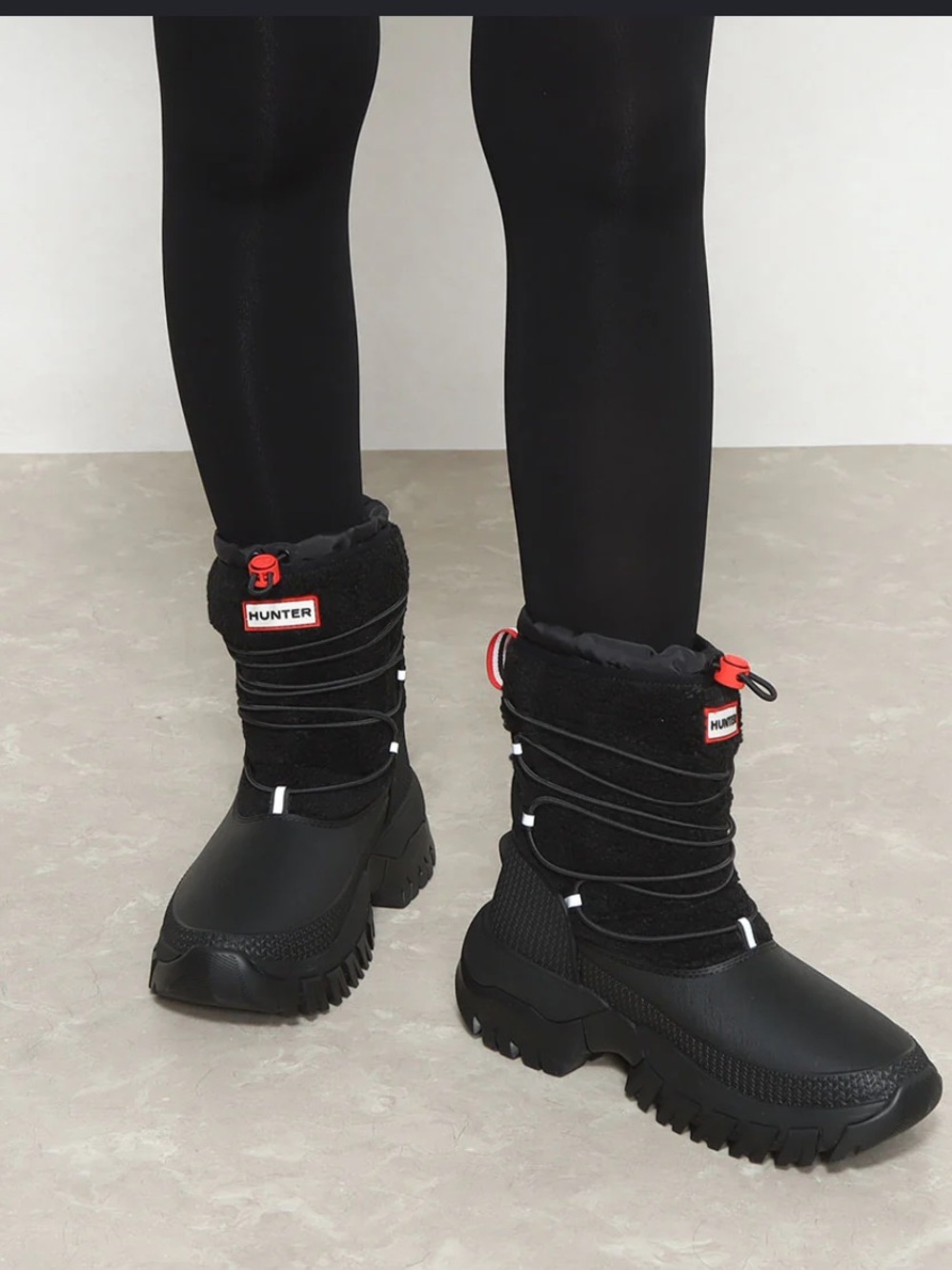Hunter Women's Wanderer Short Sherpa Snow Boots - Black with Red Accents